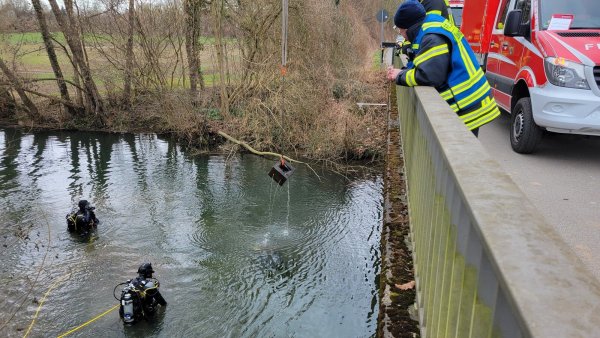Einsatzkräfte haben mehrere Geldschränke aus der Bega geborgen. - © Vasco Stemmer