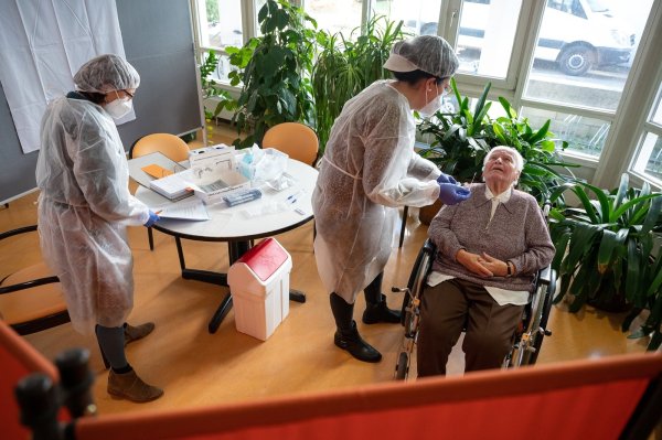 Es geht um den Schutz einer großen Risikogruppe – in den Seniorenheimen werden Bewohner getestet und auch Besucher. Zu Weihnachten ist der Andrang groß, was es für die Einrichtungen sehr viel schwieriger macht. - © Sebastian Gollnow/dpa