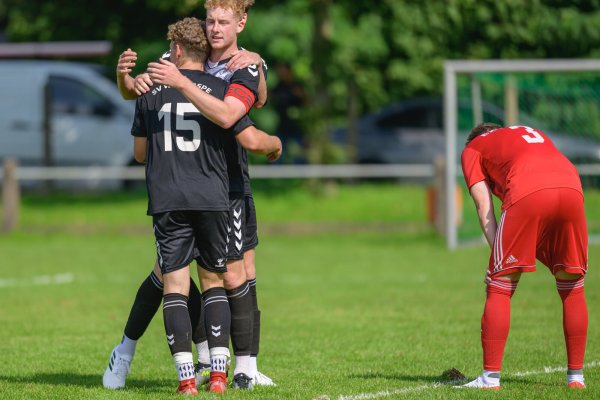 SV Werl-Aspe-Kapitän Niklas Haupt freut sich mit Louis Vincent Wahl (15) über seine Energieleistung und die 2:0-Führung. Gleichzeitig ärgert sich der Extertaler Davis Heide (rot, 3) über die Abwehrleistung seines Teams. - © EGON PENNER