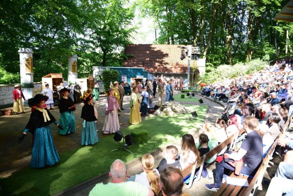 Im vergangenen Jahr zog unter anderem das Märchen "Cinderella" die Massen an. Auch für die Jubiläumssaison haben die Verantwortlichen der Freilichtbühne wieder ein buntes Programm auf die Beine gestellt. - © Archivfoto: Nicole Ellerbrake
