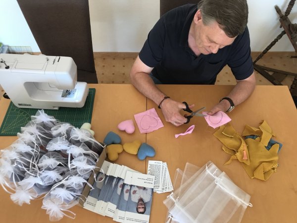 Das Foto zeigt Norbert Ließ, der Stoffherzen fertig. Diese hat er an Heimbewohner verteilt. - © Bildrechte: Norbert Ließ