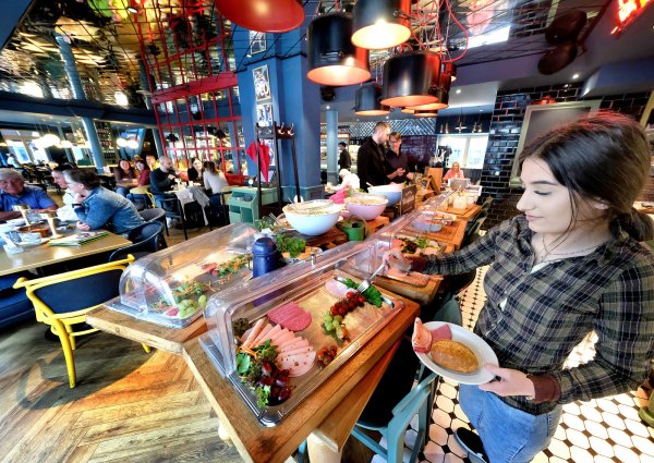 Das Frühstücksbuffet im Alex bietet den Gästen eine umfangreiche Auswahl. - © Andreas Frücht