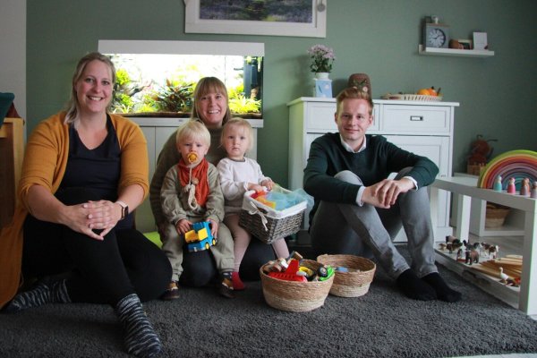 Die Tagesmütter Vanessa Lessow (links) und Jasmin Parske kritisieren die Arbeitsbedingungen in Lemgo. Unterstützung erhalten sie dabei von Janik Wiemann (CDU/Aufbruch C). Karl und Greta ist das eher egal. Sie fühlen sich bei Jasmin Parske sichtlich wohl. - © Katrin Kantelberg