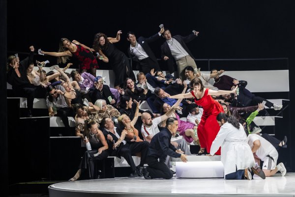 Eine Spielszene der Oper - im Vordergrund Hojin Chung, Aleksandra Szmyd, Jaime Mondaca Galaz; im Hintergrund: Opernchor des Landestheaters. - © Landestheater Detmold / Jochen Quast