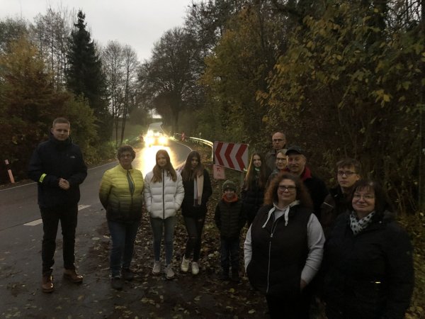Die Trophagener mit ihrem Ortsausschussvorsitzenden Janik Wiemann (links) sind empört, wie schnell und zahlreich der Feierabendverkehr – hier aus Richtung Heiden – durchs Dorf rauscht. - © Till Brand