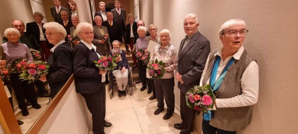 Geehrte und Ehrengäste der AWO Pottenhausen: (von rechts) Helga Herrig, Günter Timm, Waldraut Engelke, Elfriede Wedderwille, Gretel Gozemba, Wolfgang Jüngling, Barbara Kalkreuter, Axel Wiebusch,Rainer Kleßmann,Kurt Kalkreuter, Wilhelm Beermann, Magret Harbig und sitzend Annemarie Strate. - © Manfred Stölting