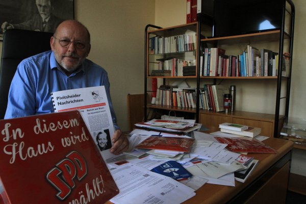 Muss viel aufräumen: Rainer Brinkmann in seinem Detmolder Büro. Unter den Fundstücken eine Ausgabe der "Pivitsheider Nachrichten". MdB Brinkmann verspricht im Bericht aus Bonn: "Die Steuerreform kommt." - © Martin Hostert