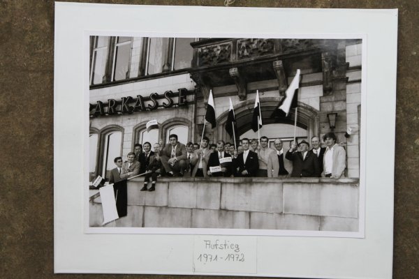 Die Fußballhelden des TuS Horn lassen sich nach dem Aufstieg in die Landesliga vor rund 50 Jahren auf dem Rathausbalkon in Horn feiern. - © Wolfgang Wächter