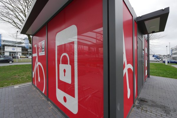 "LippeRadschloss Einchecken. Abstellen. Sicher." steht groß an der leuchtend roten Box, die nun an der Bielefelder Straße steht, gegenüber von Autohaus Stegelmann. Sie ist Teil eines Mobilitätspunkts. In Detmold gibt es zwei weitere. - © Jost Wolf