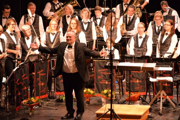 "Von Classic bis Pop": Das Orchester Vahlhausen lädt ins Kurtheater Bad Meinberg. - © Orchester Vahlhausen