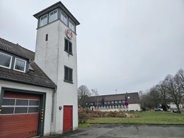 Derzeit lagert das Material für das Osterfeuer neben dem Feuerwehrgerätehaus in Hörste.Das Grundstück zwischen Bunter Schule und altem Standort hat die Stadt gekauft. Die Feuerwehr bekommt dort einen modernen Neubau. - © Astrid Sewing