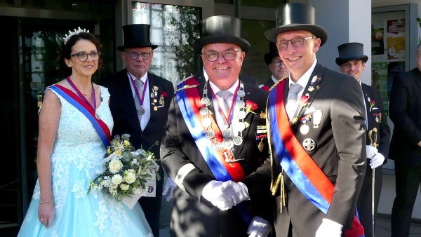 Brudermeister Michael Rüsenberg (rechts) gratuliert Dietrich Günnewich zur Königswürde. - © Rudi Rudolph