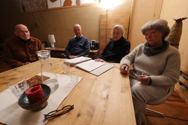 Dietmar Filter, Dirk Siekendiek, Wolfgang Platena und Eva Filter (von links) sind Teil der Anwohnergruppe, die sich gegen das Bauvorhaben auf einer Streuobstwiese unterhalb des ehemaligen Aurazentrums stellt. - © Jost Wolf