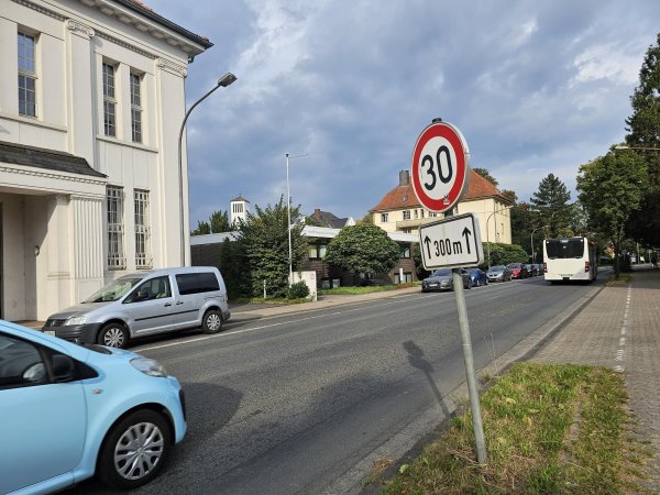 Tempo 30 wird es nicht mehr erst in 300 Metern Entfernung am Bahnhof geben - es soll auf der gesamten Straßenlänge gelten. - © Astrid Sewing