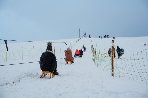 Zahlreiche Rodelbegeisterte nutzen den Lift zum erklimmen des Berges, auch mit Skiern oder Snowboard ist dies möglich. - © Leon Stock/Freitag-TV