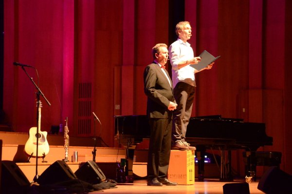 Thomas Philipzen (rechts) und Jochen Rüther lesen Kardinal Woelki die Messe. Sie wird zur schonungslosen Abrechnung mit den Skandalen in der katholischen Kirche. - © Georg Kälble