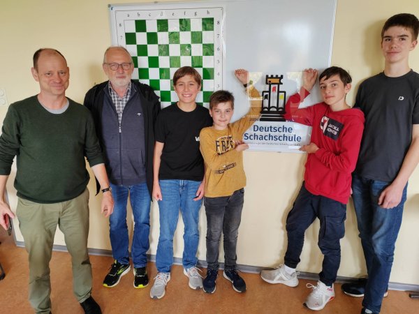 Die Trainer Detlef Hübner und Udo Hötger (von links) freuen sich mti den Schülern Marek Patsch, Julius Raatz, Jonas Merk und Magnus Essing über die Auszechnung zur "Schachschule". - © Grabbe Gymnasium Detmold
