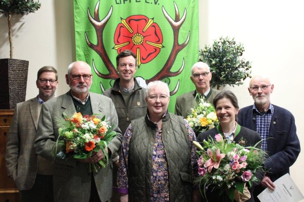 Abschied und Ehrungen: Benjamin Schikowski, Günter Harmel, Dr. Manuel Ermann, Sabine Beck, Dirk Reese, Klaudia Hugenberg und Engelbert Styra (von links) stellen sich der Kamera. - © Kreisjägerschaft Lippe