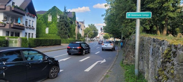 Und plötzlich ist er weg: Der Fahrradschutzstreifen endet an der Herforder Straße kurz vor der Abbiegespur zum Steinweg. Jetzt sollen die Radler Vorrang erhalten - zumindest auf Zeit. - © Katrin Kantelberg