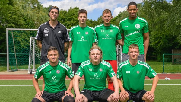 Neuzugänge des Blomberger SV mit (hintere Reihe von links) Trainer Basti Magers, Ivan Strilets, Julian Otte, Fabrice Diakit sowie (vorne von links) Olexander Rudenko, Robin Winkler, Ruslan Smishko. - © EGON PENNER
