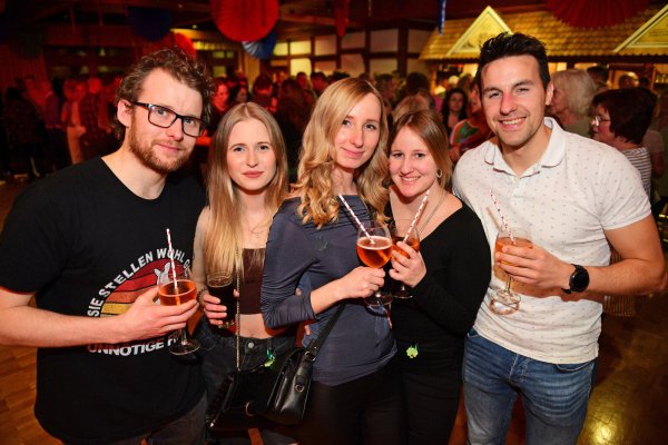 Feiern in Almena: Hendrik Sümenicht (von links), Jasmina Wollbrink, Doreen Wittemeier, Antonia Melcher und Dominik Melcher. - © Nicole Ellerbrake