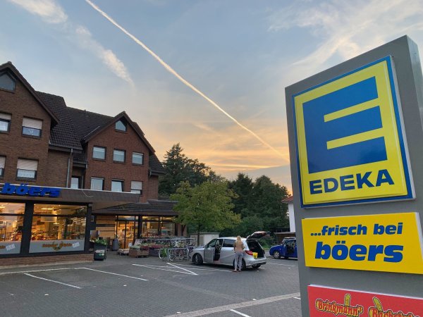 Für den Edeka-Standort an der Herforder Straße mitten im Ortskern gibt es keine Erweiterungsmöglichkeiten. Foto: Birgit Guhlke - © Birgit Guhlke