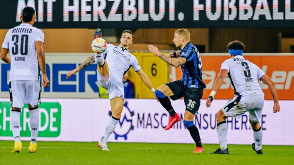 8. November 2022: Am 16. Spieltag der Zweitligasaison 2022/23 stehen sich der SC Paderborn und Arminia BIelfeld im STadion des SCP gegenüber. Von den Protagonisten auf dem Foto ist keiner mehr für einen der beide KLubs aktiv. Von links: Andres Andrade (heute Linzer ASK), Ivan Lepinjica (Sabah FK/Aserbaidschan), Felix Platte (vereinslos) und Guilherme Ramos (Hamburger SV). - © Besim Mazhiqi