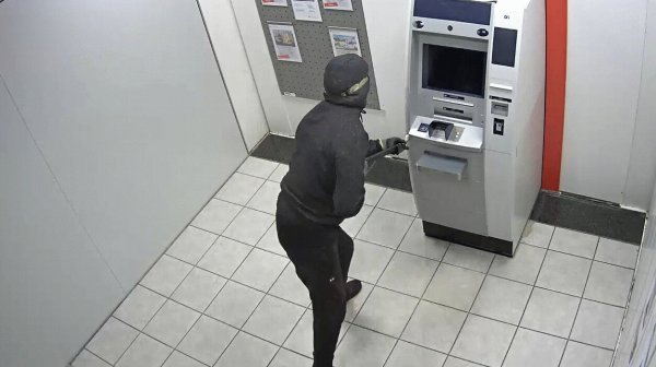 Geldautomatensprenger schlagen innerhalb weniger Sekunden zu. In der Regel hebeln sie die Automaten auf, deponieren Sprengstoff und sammeln nach der Explosion das Geld auf - danach rasen sie davon. - © LKA NRW