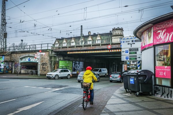 Wie auf dem Foto links soll für Fußgänger und Radler auf der Jöllenbecker Straße auch in Fahrtrichtung stadtauswärts eine Bahn-Unterführung gebaut werden. - © Sarah Jonek