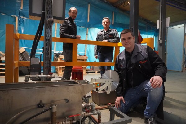 Der Auszubildende Andreas Schewalje (vorne) zeigt gemeinsam mit Gebäudemanager Constantin Wegener (links) und Ausbildungsleiter Wolfgang Kowalsky den neuen Kühlkreislauf in der Maschine. - © Michaela Weiße