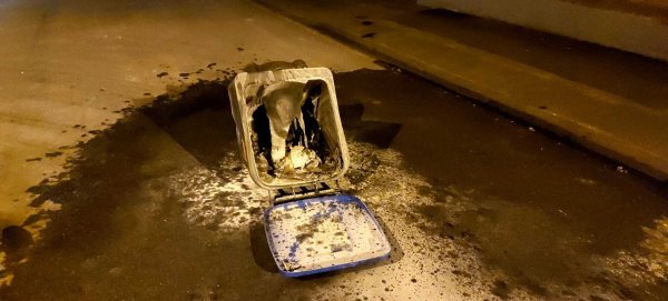 Nach Radau in der Schuhstraße hat in der Nacht zum Freitag diese Mülltonne gebrannt. Die Feuerwehr rückte aus. - © Fotorechte: LZ