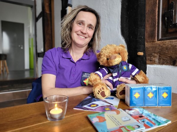 Seit 2020 ist Sandra Wieseler aus Lemgo als ehrenamtliche Notfallseelsorgerin unterwegs und spendet Personen in Ausnahmesituationen Trost. - © Freya Köhring