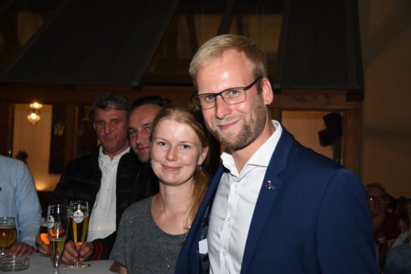 Tina und Borris Ortmeier freuen sich über den deutlichen Wahlsieg. - © Raphael Bartling
