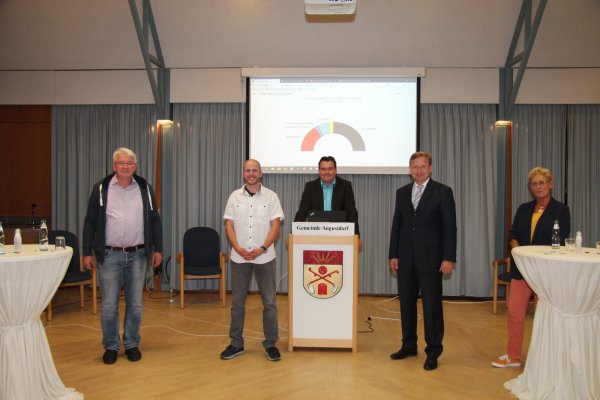 Thomas Katzer (links) und Dr. Andreas J. Wulf (2. von rechts) werden in zwei Wochen zur Stichwahl antreten. Martin Thiel (2. von links) und Carola Plaß erzielten Achtungserfolge. In der Mitte Wahlleiter Patrick Herrmann mit der Sitzverteilung im neuen Augustdorfer Rat. - © Dieter Asbrock