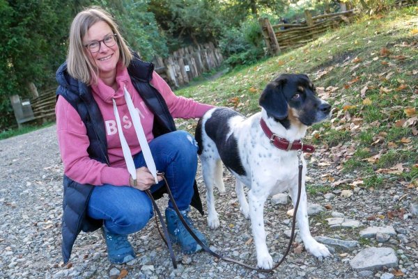 Die dreijährige Kimba und Frauchen Silke Hagemeister machen einen Spaziergang im Freilichtmuseum. Foto:Kristoffer Fillies - © Kristoffer Fillies