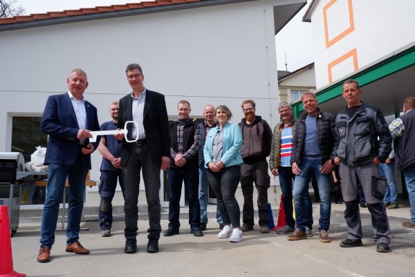 Bürgermeister Frank Meier und Architekt Lutz Brakemeier eröffnen gemeinsam mit den ausführenden Handwerkern (von links) Enrico Ens, Andreas Ens, Klaus Kuhfuß, Nadine Reineke (Gemeinde Extertal), Joschka Pockrandt, Andreas Dubbert, Marcus Meyer und Stefan Liedtke den neuen Statdtteiltreff. - © Lorraine Brinkmann