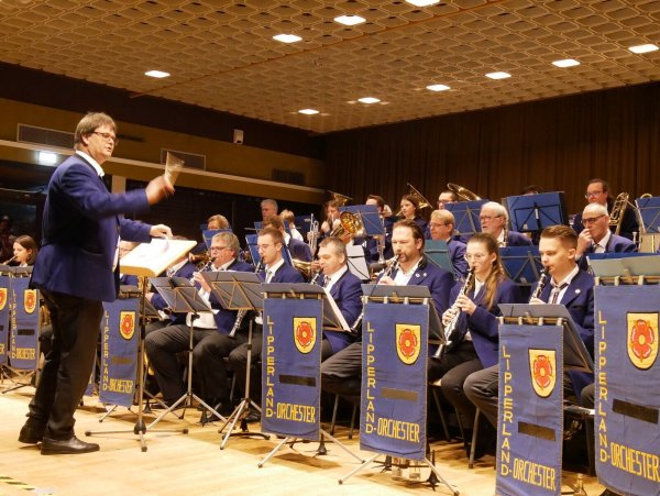 Neujahrskonzert. Das Lipperland-Orchester begeistert unter der Leitung von Peter Werpup mit einem breit gefächerten Repertoire. - © Thomas Krügler