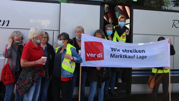 Auch die Mitarbeiter des Marktkaufs Lage waren - wie hier 2021 - zum Streik aufgerufen. - © Archivbild: Astrid Sewing