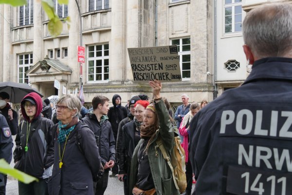 Direkt neben dem Gerichtsgebäude demonstrieren die Menschen gegen "rechte Hetze und Hass". Die Polizei zählt zu Höchstzeiten etwa 115 Menschen - eine Kundgebung mit 40 weiteren findet parallel am Bruchberg statt. - © Janet König