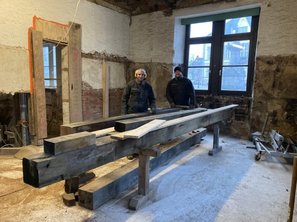 Jens Knipping (links) und Jochen Wiese von der Firma Büse Bauwerksanierung arbeiten gerade im Raum des künftigen Standesamtes. - © Cordula Gröne