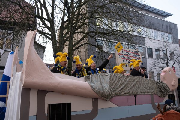 Am Rosenmontag ist Lages Innenstadt wie in den Jahren zuvor Karnevalshochburg. Straßen werden in diesem Jahr gesperrt und mit zusätzlichen mobilen Sperren abgesichert. - © Fotorechte: Dets