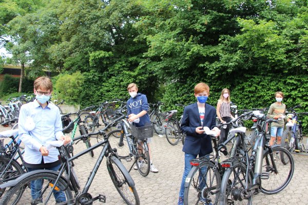 Die Sechstklässler Joschua Härtel, Mirja Kropp, Moritz Nohren, Emma Huebner und Julius Bartelt (von links) haben zusammen mit ihren Mitschülern aus dem Neigungskurs selbstkreierte Sattelüberzüge verteilt. - © Freya Köhring