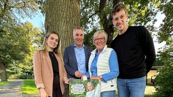 Vanesa Blazevic (Sparkasse Lemgo), Bürgermeister
Dirk Tolkemitt, Heike Görder (IG) und Moritz Sibma (Stadtwerke Bad Salzuflen) - © IG Knetterheide/Werl-Aspe
