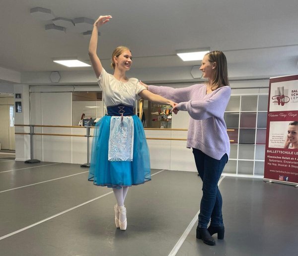 In den neuen Räumlichkeiten trägt Schülerin Lea Prawit (links) das Lieblingskostüm von Inhaberin Annelie Fasse (rechts). - © Till Brand