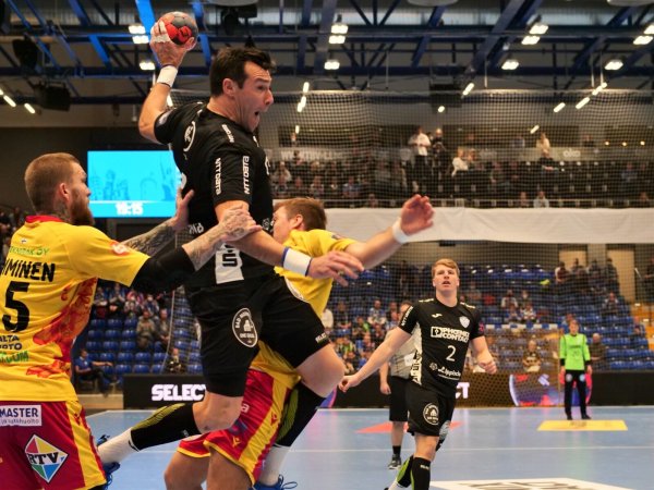 Lemgos spanischer Torero Isaias Guardiola ist vom Finnen Teemu Tamminen nicht mal per Foul zu stoppen. Foto: Jörg Hagemann - © Jörg Hagemann