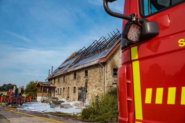 Nicht mehr bewohnbar: Das Bauernhaus in Oberneinhagen ist einem Brand zum Opfer gefallen. Die Feuerwehr konnte verhindern, dass die Flammen auf benachbarte Gebäude übergesprungen sind. - © FreitagTV