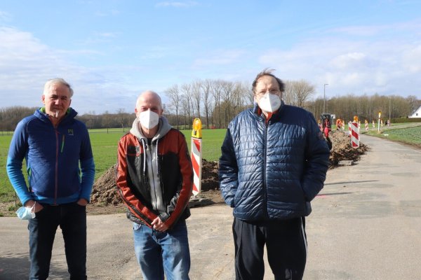 Jörg Mathuse (von links), Hartmut Meyer und Uwe Bauer stehen an der Baustelle, die ihnen wieder Anschluss bringen soll. - © Birgit Guhlke