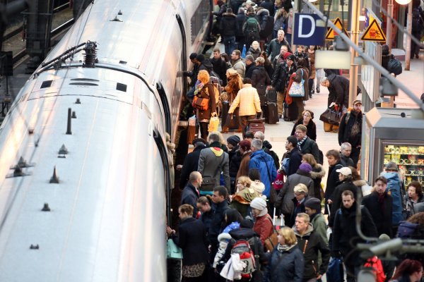Die Zeit um die Weihnachtsfeiertage zählt in Deutschland zu den reisestärksten des Jahres. - © picture alliance / dpa