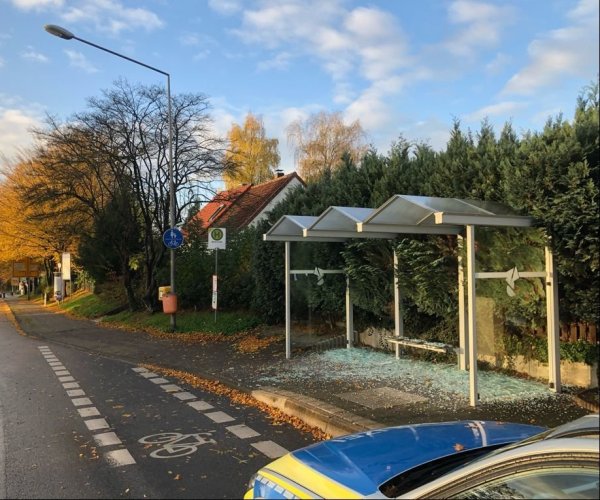 Dieses zerstörte Bushäuschen an der Lemgoer Straße ist nur einer von vielen Tatorten in Detmold. Insgesamt sind laut SVD allein 119 Glasscheiben zerschlagen worden. Die letzte Tatserie ereignete sich in der Nacht auf vergangenen Donnerstag, 29. Oktober. - © Polizei Lippe