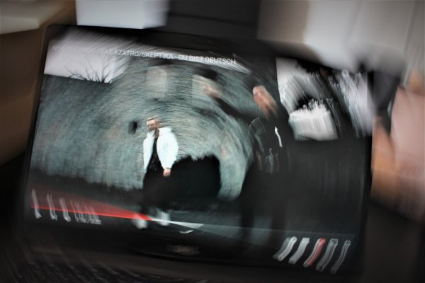 Die Rapper "Azatro" (rechts) und "Skeptika" gehören zu dem rechtsextremen Musiklabel "Neuer Deutscher Standart" - beide haben eine Vergangenheit in OWL. - © Lukas Brekenkamp